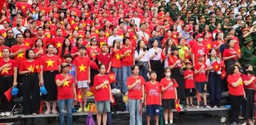 Người dân hát Quốc ca