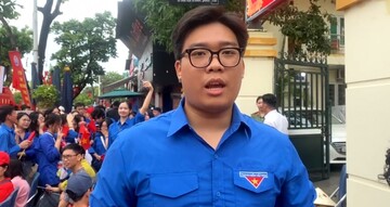 Người dân bày tỏ cảm xúc về sự kiện