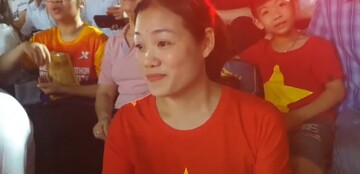 Người dân theo dõi sự kiện chia sẻ cảm xúc