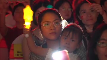 Người dân theo dõi sự kiện