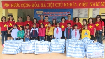 Sưởi ấm mùa đông cho thầy trò vùng cao