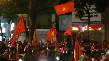 CĐV đổ ra đường ăn mừng chiến thắng của tuyển Việt Nam