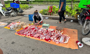 TP. Hồ Chí Minh: Thịt heo siêu rẻ bán tràn lan cạnh chợ Hóc Môn