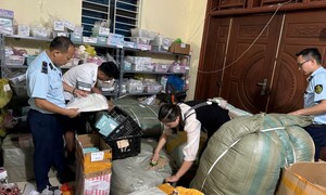 Phát hiện kho hàng đồ chơi, mỹ phẩm nghi nhập lậu tại Ninh Bình
