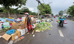 TP. Hồ Chí Minh: Rác thải bủa vây quanh chợ đầu mối Hóc Môn