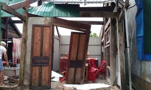 Hà Tĩnh: Lốc xoáy cuốn bay hàng chục mái nhà dân