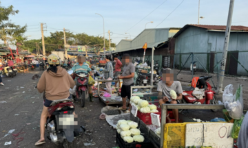 TP. Hồ Chí Minh: Buôn bán tự phát bủa vây, tiểu thương chợ đầu mối lao đao