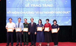 Bộ Giáo dục và Đào tạo trao kỷ niệm chương cho các nhà báo
