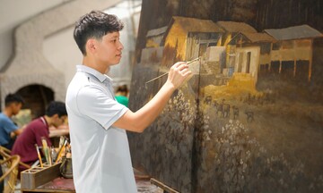 Họa sĩ vẽ bản sắc Việt giữa lằn ranh truyền thống và hiện đại