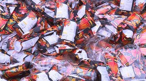 Thanh Hóa: Tiêu hủy hàng nghìn gói bim bim nhái thương hiệu 'Tăm cay Bà Tuyết'