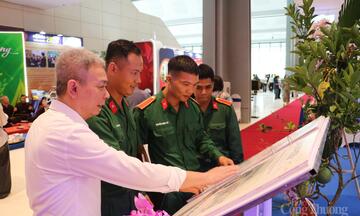 Khách tham quan ấn tượng với gian trưng bày Báo Công Thương