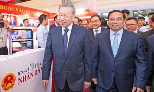 Tổng Bí thư Tô Lâm tham quan các gian trưng bày tại Hội báo toàn quốc 2025