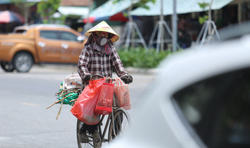 Người dân Hà Tĩnh gồng mình mưu sinh dưới cái nắng như 'đổ lửa'