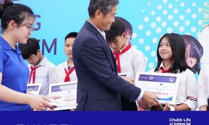 Chubb Life trao gần 2.000 học bổng, tiếp sức trẻ em hiếu học
