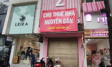 Vì sao loạt cửa hàng quần áo ở Hà Nội đóng cửa, trả mặt bằng