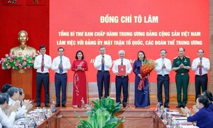 Tổng Bí thư trao quyết định thành lập Cơ quan Ủy ban Trung ương Mặt trận Tổ quốc Việt Nam