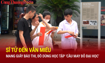 Sĩ tử mang giấy báo thi đến Văn Miếu 'cầu may đỗ đại học'