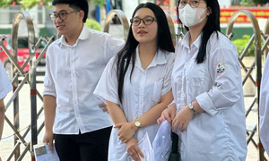 Thí sinh hào hứng làm thủ tục thi tốt nghiệp trung học phổ thông 2025