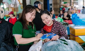 Đa dạng vốn vay, ngân hàng tiếp sức tiểu thương chuyển đổi số