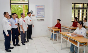 Bộ trưởng Nguyễn Kim Sơn động viên thí sinh trước môn thi tốt nghiệp đầu tiên