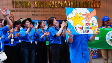 Dấu ấn áo xanh tình nguyện đội nắng, 'tiếp lửa' sĩ tử thi tốt nghiệp THPT 2025