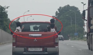 Hà Nội: Xử phạt tài xế xe bán tải chở nhiều trẻ em trên thùng xe
