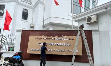Các phường ở Hà Nội thay biển trụ sở, sẵn sàng vận hành chính quyền 2 cấp từ 1/7