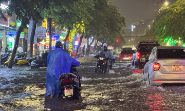 Trung tâm Đà Nẵng ngập, hàng trăm xe hỏng máy