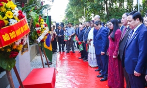 Thủ tướng Phạm Minh Chính dâng hoa tưởng niệm Chủ tịch Hồ Chí Minh tại Brazil