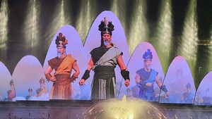 Mãn nhãn show biểu diễn thực cảnh Sử thi Âu Lạc ánh sáng nhạc nước hồ Sương Mai