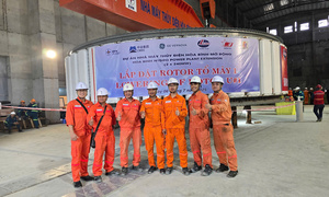 Những hình ảnh đầu tiên hạ Rotor tổ máy số 1 Thủy điện Hòa Bình mở rộng