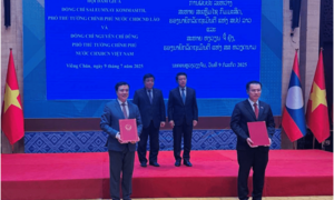Việt Nam - Lào trao Nghị định thư sửa đổi Hiệp định mua bán than, điện