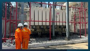 Thợ truyền tải điện căng mình giữa đỉnh nắng nóng của Hà Nội