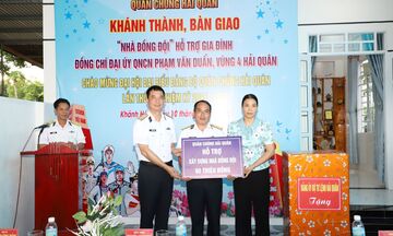 Chính ủy Quân chủng Hải quân trao nhà đồng đội tại Khánh Hòa