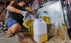 Hà Nội: Người dân ngoại thành chi tiền triệu mua lạc, vừng ép vì lo dầu ăn giả