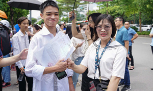 Thi tốt nghiệp trung học phổ thông: Phổ điểm môn Tiếng Anh ‘đẹp chưa từng có’