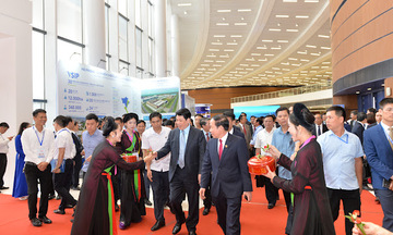 Chủ tịch nước tham quan triển lãm giới thiệu tiềm năng kinh tế của Hải Phòng