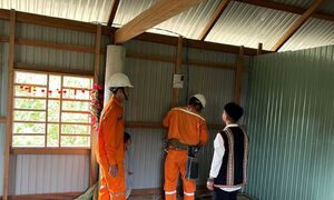 Bà con làng Canh Tiến được hướng dẫn sử dụng điện an toàn, tiết kiệm