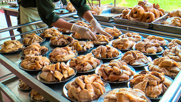 Những bữa cơm gói trọn 'tình đồng chí' trên thao trường tập luyện duyệt binh