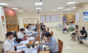 Thủ tướng chấn chỉnh tình trạng 'cò giấy tờ' tại trung tâm hành chính công