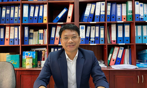 Chuyển đổi xe xăng sang xe điện: ‘Cán bộ đi trước làng nước theo sau’