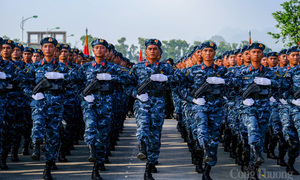 Phía sau những bước chân tự hào