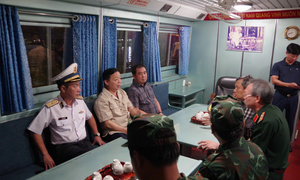 Phó Thủ tướng Trần Hồng Hà trực tiếp chỉ đạo cứu hộ tàu du lịch bị lật trên biển
