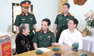 Đại tướng Phan Văn Giang tặng quà gia đình chính sách ở Tây Nguyên