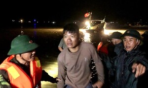Hà Tĩnh: Chìm tàu du lịch trên biển, 34 người may mắn thoát nạn