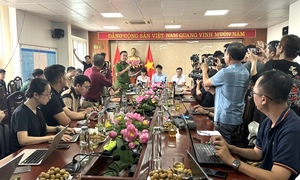 Họp báo vụ lật tàu du lịch tại vịnh Hạ Long: Tiếp tục tìm kiếm 4 người mất tích