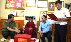 Bộ trưởng Bộ Công an Lương Tam Quang tri ân mẹ liệt sĩ tại Tuyên Quang