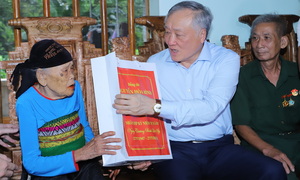 Phó Thủ tướng Thường trực Chính phủ Nguyễn Hòa Bình thăm, tặng quà gia đình chính sách tại tỉnh Thanh Hóa