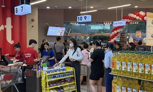 Bão Wipha kề cận: Nguồn cung dồi dào, người dân Hà Nội không còn chen lấn