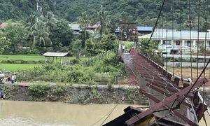 Điện Biên: Cầu treo Pa Thơm lật nghiêng, xe bán tải rơi xuống sông